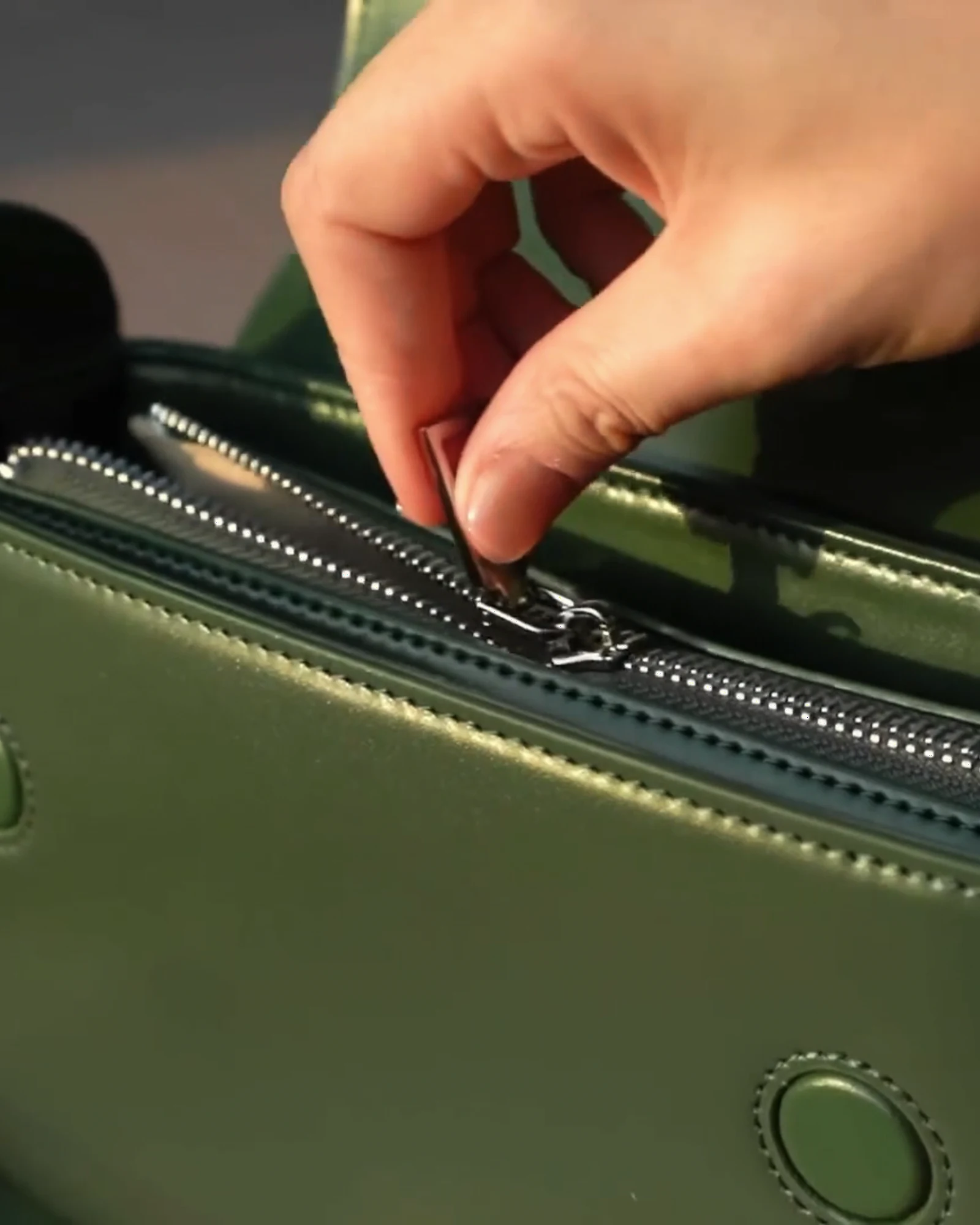 Cerniera MH Zipper applicata a una borsa in pelle verde