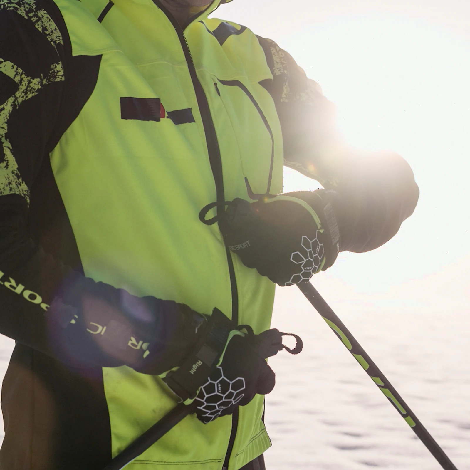 Dettaglio tecnico di una cerniera su abbigliamento sportivo invernale